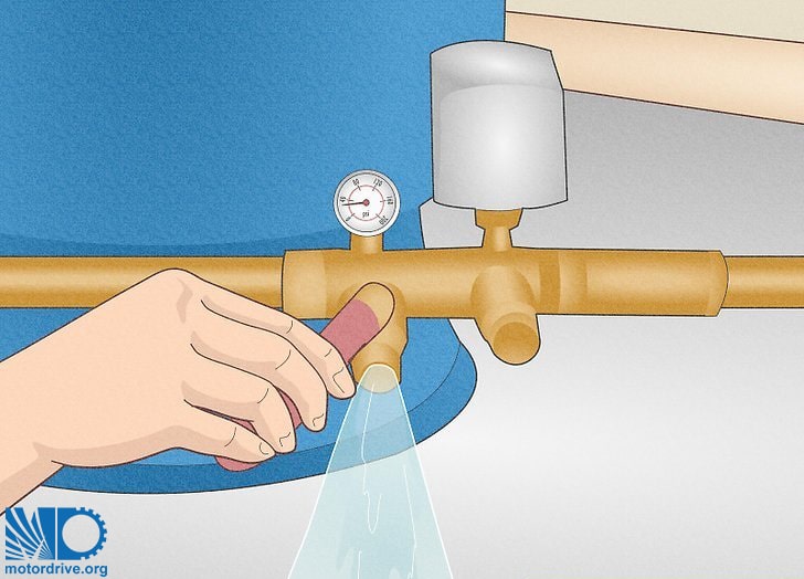 تخلیه آب مخزن با باز کردن شیر تخلیه
